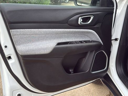 Used 2022 Jeep Compass Latitude image 9