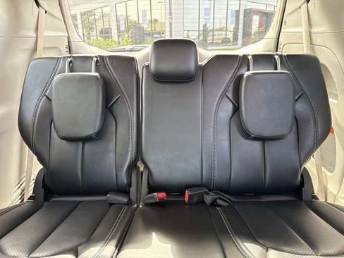 Used 2023 Chrysler Pacifica Touring-L image 15