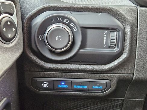 Used 2024 Jeep Wrangler Sport image 22