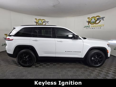 Certified 2025 Jeep Grand Cherokee Altitude image 11