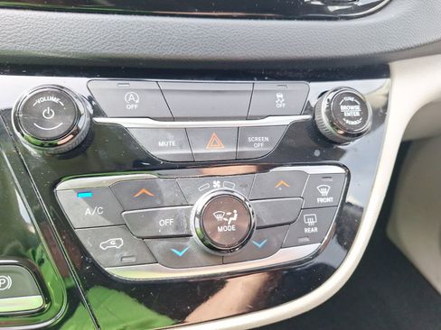 Used 2020 Chrysler Voyager Lxi image 26