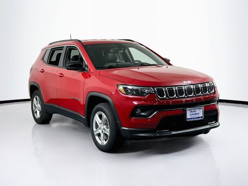 Used 2023 Jeep Compass Latitude w/ Convenience Group AWD/4WD image 3
