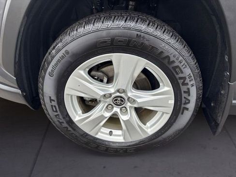 Used 2021 Toyota RAV4 XLE w/ Convenience Package image 9