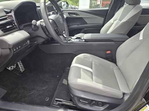 Used 2025 Toyota Camry SE image 18