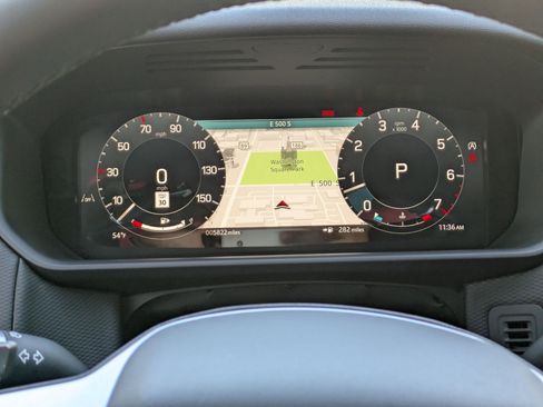 Used 2024 Land Rover Discovery Dynamic SE image 17