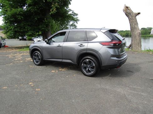 Used 2025 Nissan Rogue SV AWD/4WD image 4