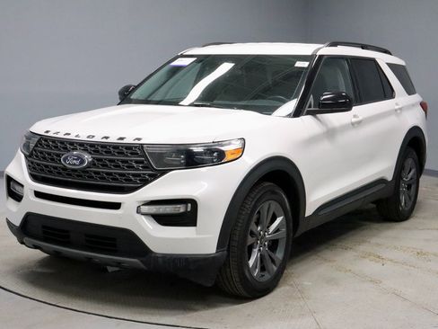 Certified 2022 Ford Explorer XLT w/ Equipment Group 202A image 7