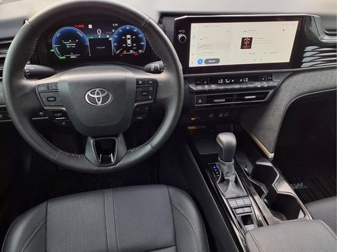 Used 2025 Toyota Camry XLE FWD image 13
