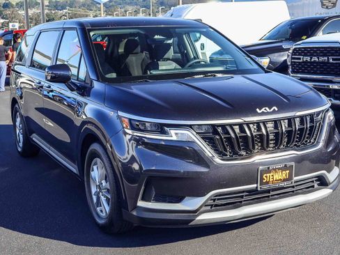 Used 2024 Kia Carnival LX image 18