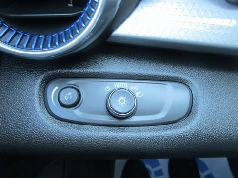 Certified 2025 Chevrolet Trax LT w/ LT Convenience Package image 9