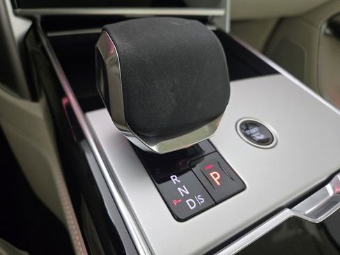 Used 2025 Land Rover Range Rover SE image 16