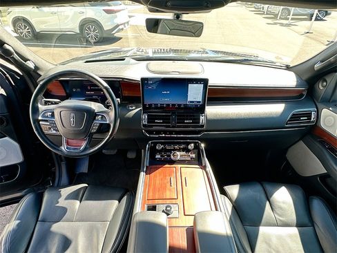 Used 2022 Lincoln Navigator Reserve image 3
