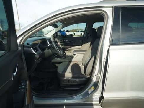 Used 2023 GMC Acadia SLE w/ Driver Convenience Package image 12