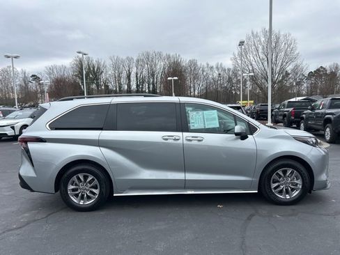 Used 2024 Toyota Sienna XLE image 4