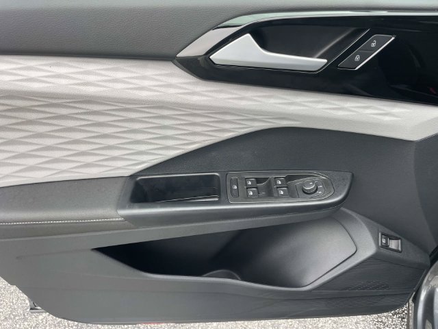 Certified 2024 Volkswagen Taos S FWD image 18