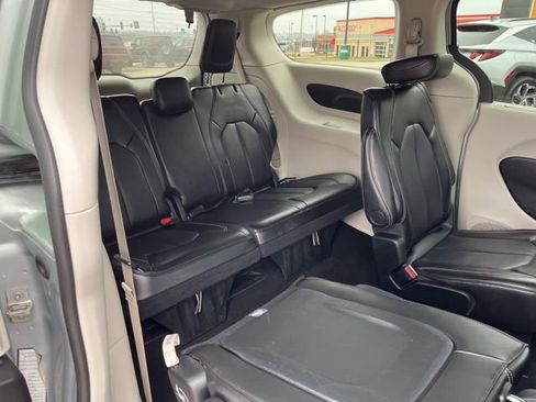 Used 2024 Chrysler Pacifica Touring-L image 27