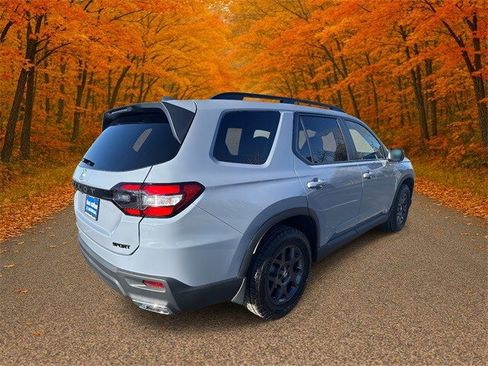 Certified 2025 Honda Pilot Sport image 4