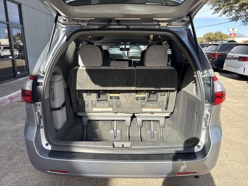 Used 2015 Toyota Sienna LE image 18