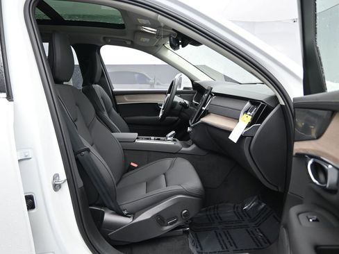 New 2025 Volvo XC90 B5 Plus w/ Protection Package Premier image 29