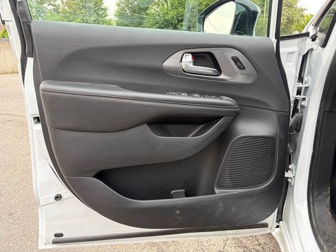 Used 2026 Chrysler Pacifica Select FWD image 9