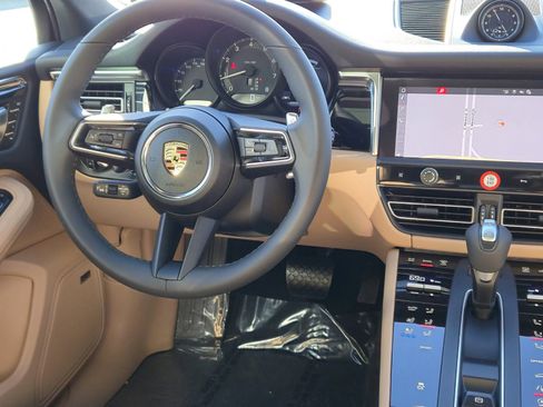 Certified 2025 Porsche Macan image 16