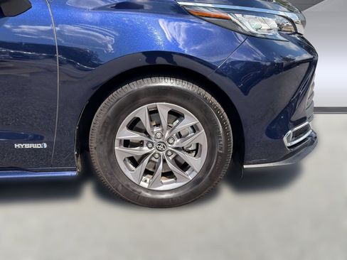 Used 2021 Toyota Sienna XLE FWD image 12