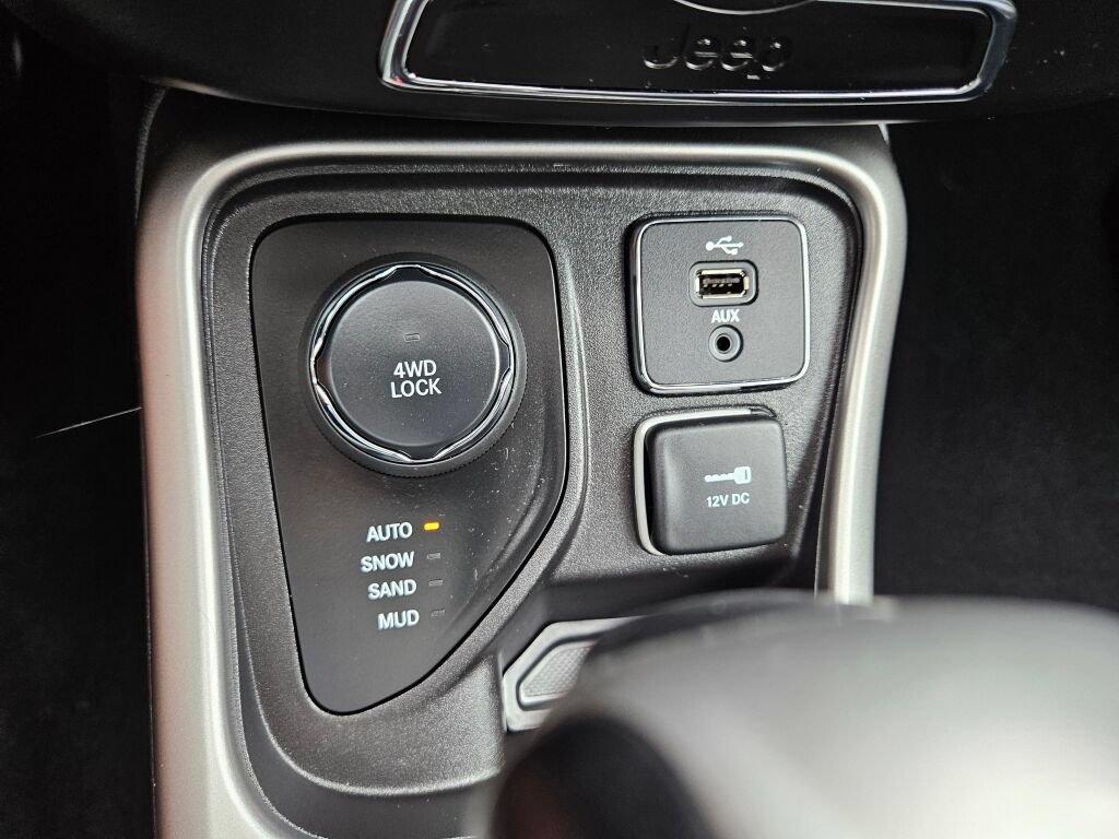 Used 2018 Jeep Compass Latitude AWD/4WD image 25