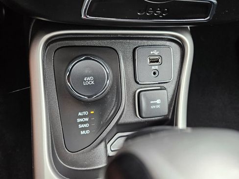 Used 2018 Jeep Compass Latitude AWD/4WD image 25
