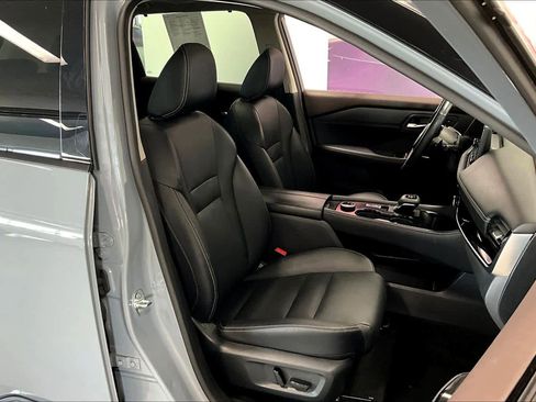 Used 2023 Nissan Rogue SL w/ SL Premium Package image 12