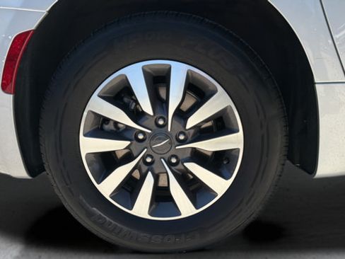 Used 2024 Chrysler Pacifica Limited FWD image 36