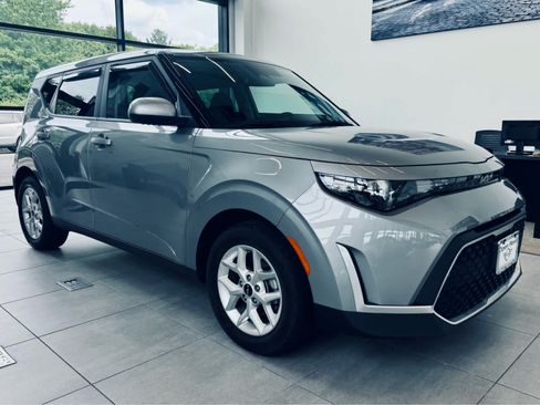 Used 2023 Kia Soul LX w/ LX Technology Package FWD image 4
