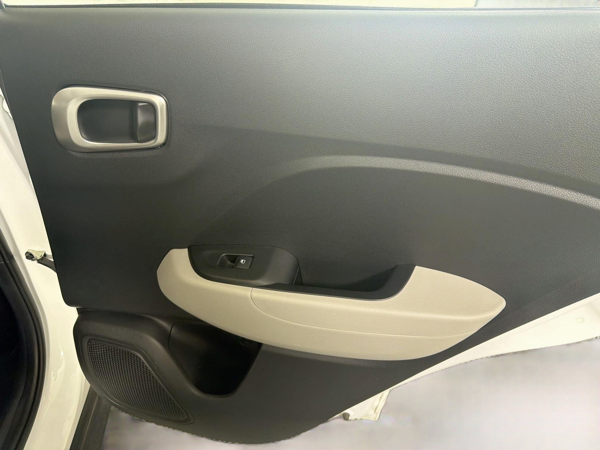 Used 2025 Hyundai Venue SEL FWD image 28