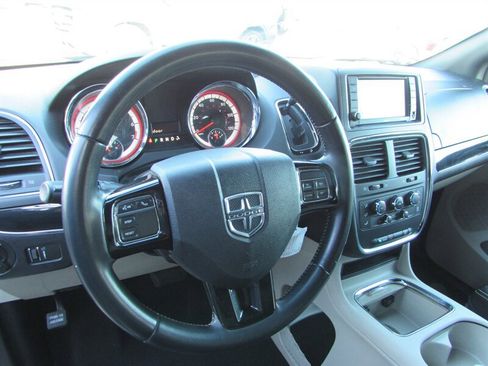 Used 2019 Dodge Grand Caravan SXT image 8