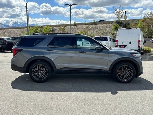 Used 2025 Ford Explorer ST-Line w/ ST-Line Street Pack AWD/4WD image 9