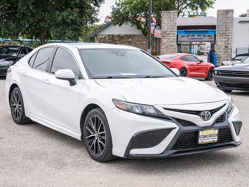 Used 2021 Toyota Camry SE FWD image 3