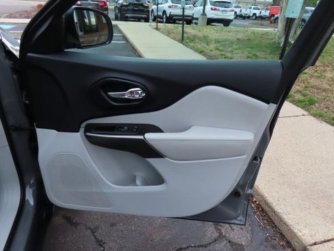 Used 2020 Jeep Cherokee Latitude Plus image 24