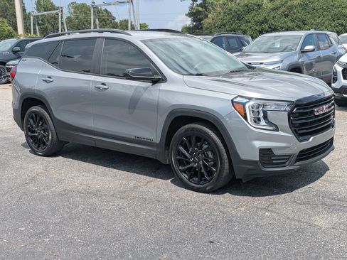 Used 2024 GMC Terrain SLE w/ Elevation Edition FWD image 2