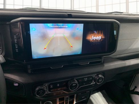 Used 2025 Jeep Wrangler Sport S image 27