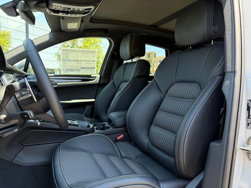 Used 2025 Porsche Macan image 5