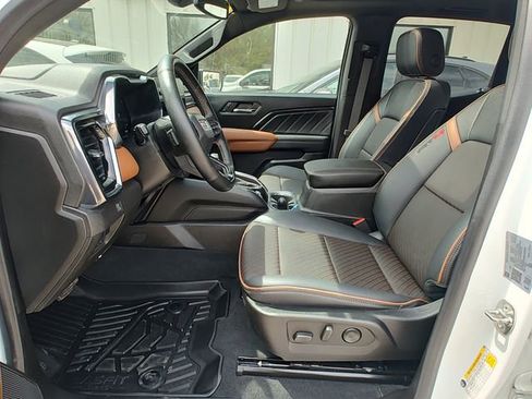 Used 2024 GMC Canyon AT4 w/ AT4 Premium Package AWD/4WD image 11