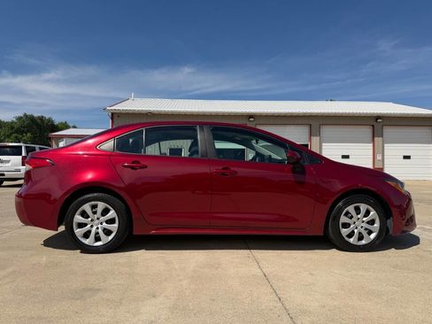 Used 2022 Toyota Corolla LE w/ Carpet Mat Package (TMS) FWD image 2