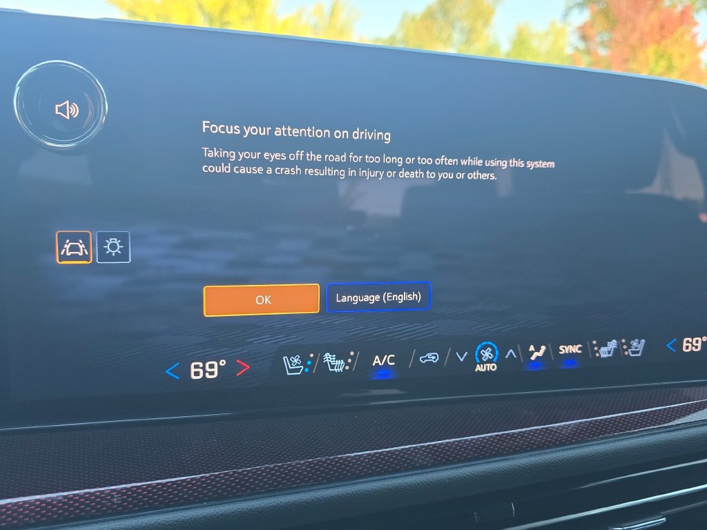 Used 2024 Chevrolet Traverse RS FWD image 32