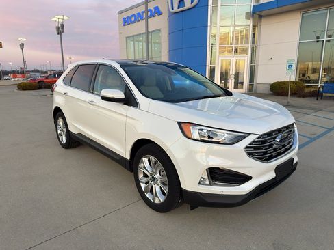 Used 2021 Ford Edge Titanium image 3
