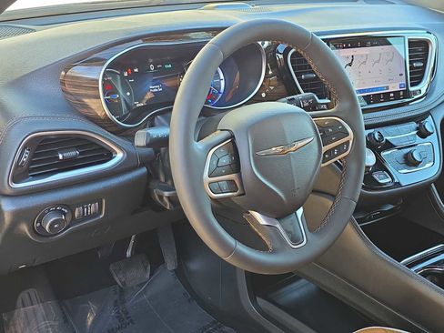 Used 2022 Chrysler Pacifica Pinnacle image 2