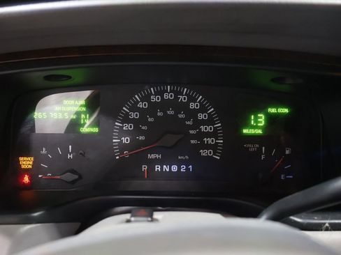 Used 2000 Lincoln Town Car Cartier image 33