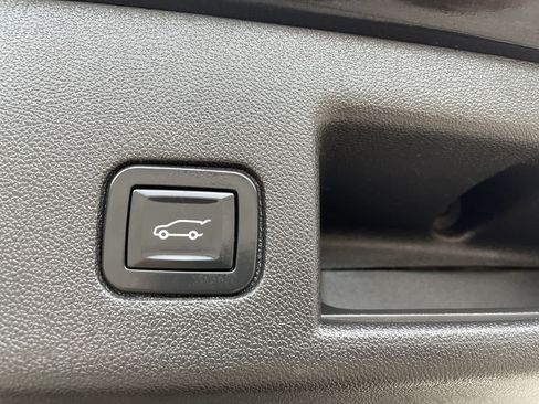 Used 2018 Chevrolet Equinox LT w/ Sun & Infotainment Package FWD image 18