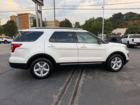 Used 2016 Ford Explorer XLT w/ Equipment Group 202A FWD image 9