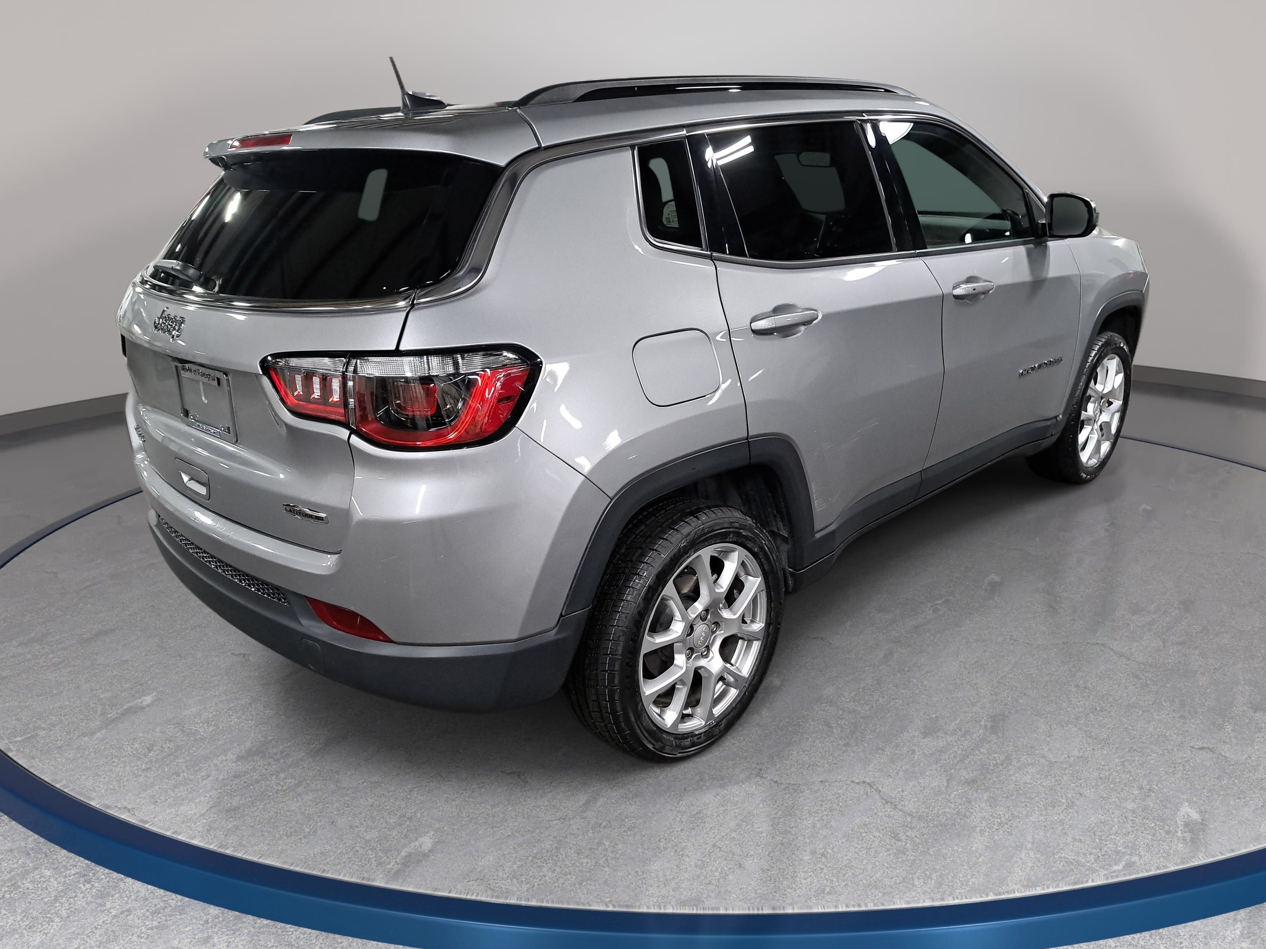 Used 2023 Jeep Compass Latitude w/ Sun and Sound Group AWD/4WD image 5