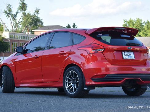 Used 2017 Ford Focus ST FWD image 7