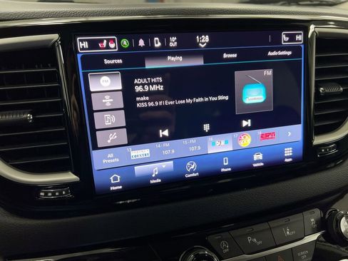 Used 2024 Chrysler Pacifica Touring-L image 14